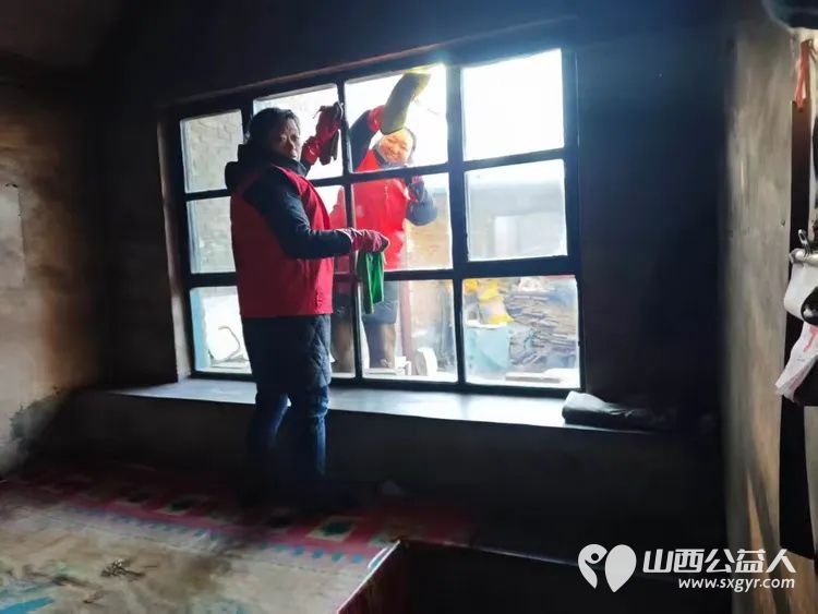 介休市敬老协会志愿者在绵山镇靳凌村入户82岁特困老人张林仁家为老人打扫室内外卫生做饭包饺子 - 第9张