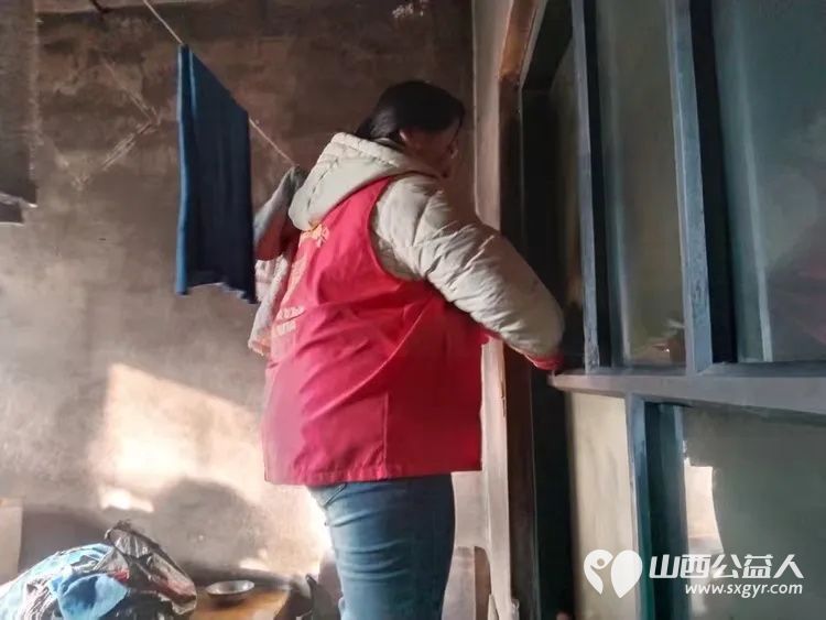 介休市敬老协会志愿者在绵山镇靳凌村入户82岁特困老人张林仁家为老人打扫室内外卫生做饭包饺子 - 第6张