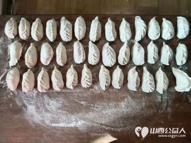 介休市敬老协会志愿者在绵山镇靳凌村入户82岁特困老人张林仁家为老人打扫室内外卫生做饭包饺子 - 第8张