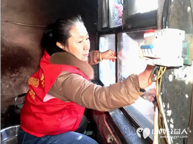 介休市敬老协会志愿者在绵山镇靳凌村入户82岁特困老人张林仁家为老人打扫室内外卫生做饭包饺子 - 第1张