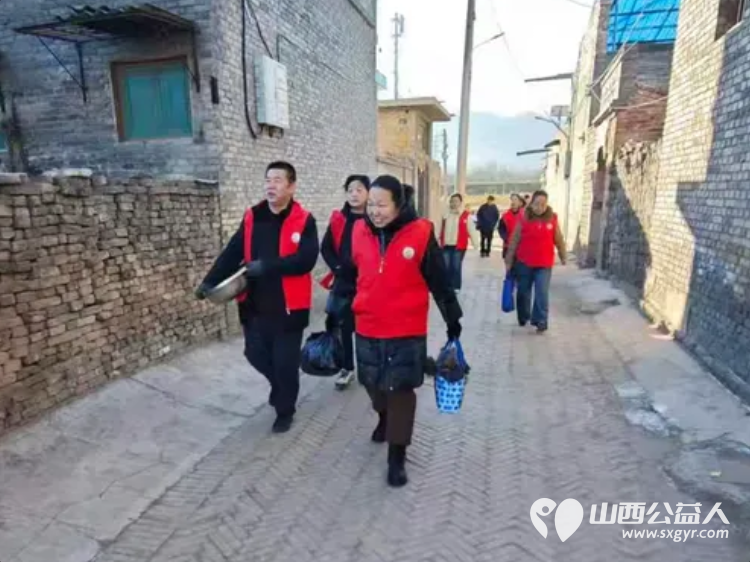 介休市敬老协会志愿者在绵山镇靳凌村入户82岁特困老人张林仁家为老人打扫室内外卫生做饭包饺子 - 第2张