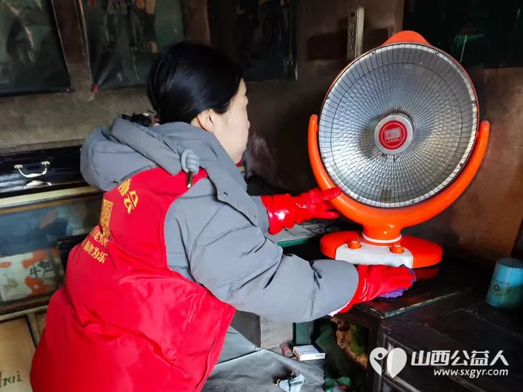 介休市敬老协会志愿者在绵山镇靳凌村入户82岁特困老人张林仁家为老人打扫室内外卫生做饭包饺子 - 第3张