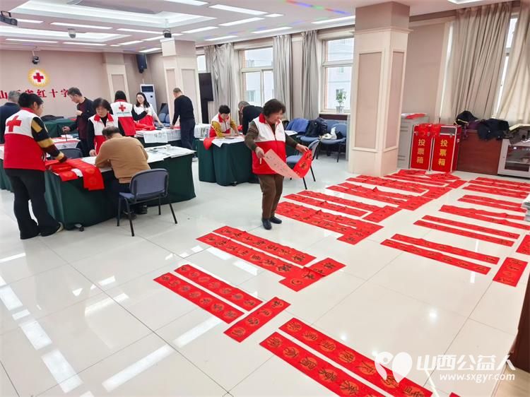 山西省红十字会、民盟山西省委文化总支部和山西省收藏家协会共同献爱心为孤寡老人独居老人和春运守护志愿者送春联送关爱 - 第5张