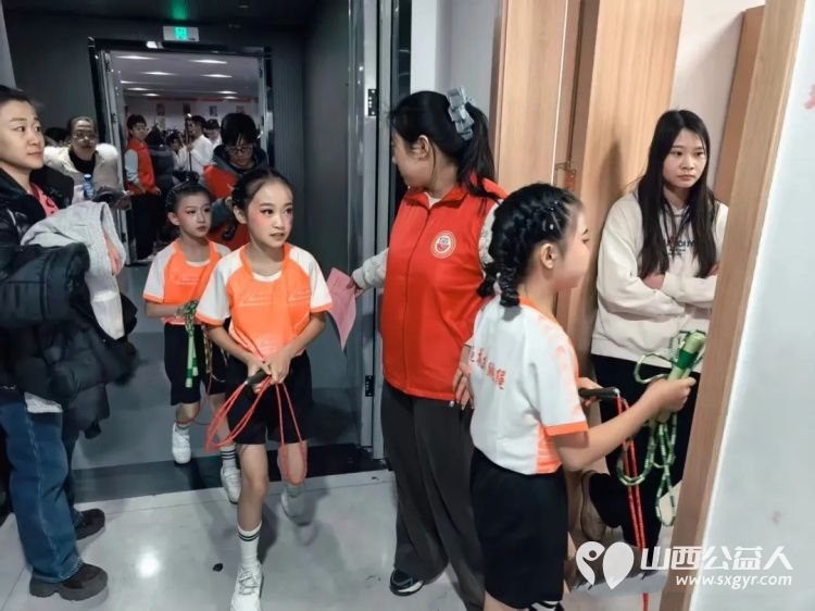 志愿护航童心艺彩绽放介休----介休市北关街道彦博路社区志愿者协会助力2026年少儿春晚组织志愿者全程参与志愿服务为这场童心与艺术交融的文化盛宴保驾护航 - 第4张 - 山西公益人 志愿护航童心艺彩绽放介休----介休市北关街道彦博路社区志愿者协会助力2026年少儿春晚组织志愿者全程参与志愿服务为这场童心与艺术交融的文化盛宴保驾护航 - 第4张