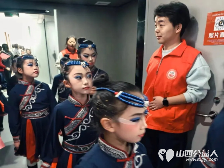 志愿护航童心艺彩绽放介休----介休市北关街道彦博路社区志愿者协会助力2026年少儿春晚组织志愿者全程参与志愿服务为这场童心与艺术交融的文化盛宴保驾护航 - 第7张 - 山西公益人 志愿护航童心艺彩绽放介休----介休市北关街道彦博路社区志愿者协会助力2026年少儿春晚组织志愿者全程参与志愿服务为这场童心与艺术交融的文化盛宴保驾护航 - 第7张