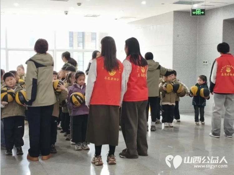 志愿护航童心艺彩绽放介休----介休市北关街道彦博路社区志愿者协会助力2026年少儿春晚组织志愿者全程参与志愿服务为这场童心与艺术交融的文化盛宴保驾护航 - 第6张 - 山西公益人 志愿护航童心艺彩绽放介休----介休市北关街道彦博路社区志愿者协会助力2026年少儿春晚组织志愿者全程参与志愿服务为这场童心与艺术交融的文化盛宴保驾护航 - 第6张