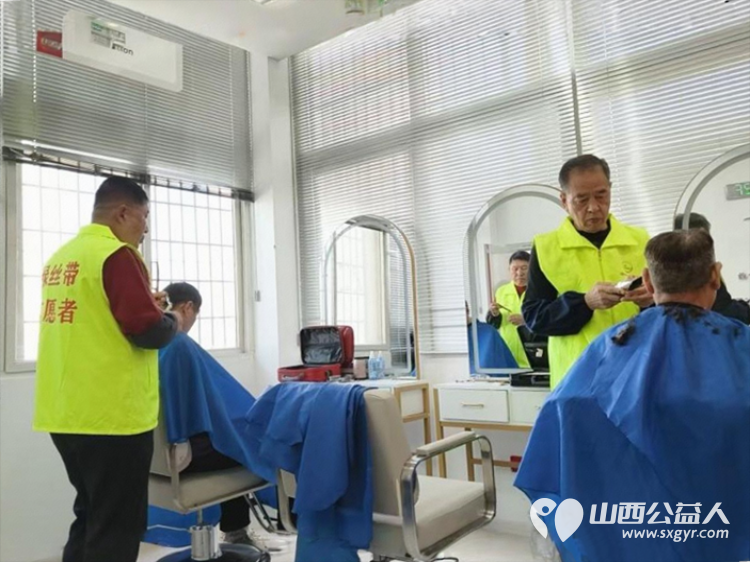 晋城市绿丝带志愿者协会组织志愿者在中国银行晋城矿区支行开展暖阳义剪第三期活动展现了志愿者的良好风采 - 第2张 - 山西公益人 晋城市绿丝带志愿者协会组织志愿者在中国银行晋城矿区支行开展暖阳义剪第三期活动展现了志愿者的良好风采 - 第2张