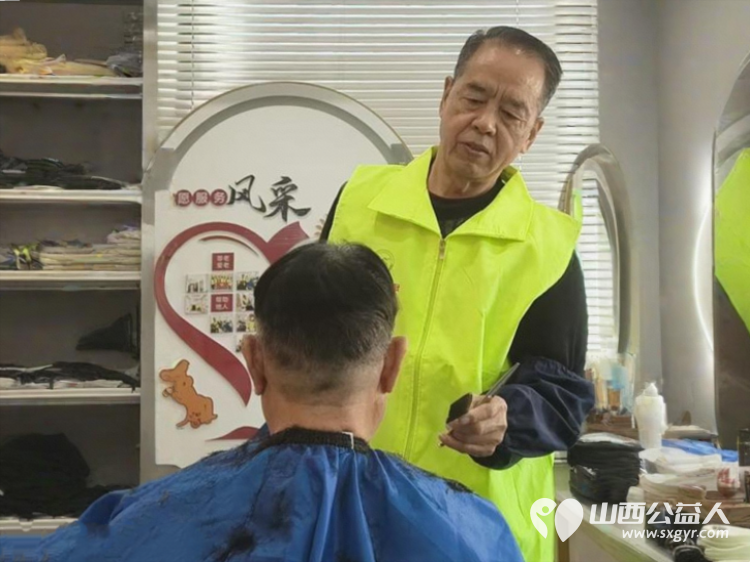 晋城市绿丝带志愿者协会组织志愿者在中国银行晋城矿区支行开展暖阳义剪第三期活动展现了志愿者的良好风采 - 第6张 - 山西公益人 晋城市绿丝带志愿者协会组织志愿者在中国银行晋城矿区支行开展暖阳义剪第三期活动展现了志愿者的良好风采 - 第6张