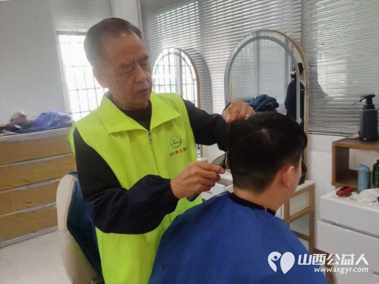 晋城市绿丝带志愿者协会组织志愿者在中国银行晋城矿区支行开展暖阳义剪第三期活动展现了志愿者的良好风采 - 第11张 - 山西公益人 晋城市绿丝带志愿者协会组织志愿者在中国银行晋城矿区支行开展暖阳义剪第三期活动展现了志愿者的良好风采 - 第11张