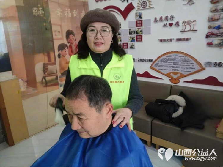 晋城市绿丝带志愿者协会组织志愿者在中国银行晋城矿区支行开展暖阳义剪第三期活动展现了志愿者的良好风采 - 第10张 - 山西公益人 晋城市绿丝带志愿者协会组织志愿者在中国银行晋城矿区支行开展暖阳义剪第三期活动展现了志愿者的良好风采 - 第10张