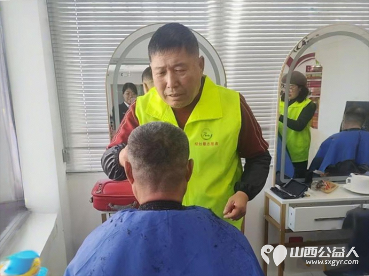 晋城市绿丝带志愿者协会组织志愿者在中国银行晋城矿区支行开展暖阳义剪第三期活动展现了志愿者的良好风采 - 第12张 - 山西公益人 晋城市绿丝带志愿者协会组织志愿者在中国银行晋城矿区支行开展暖阳义剪第三期活动展现了志愿者的良好风采 - 第12张