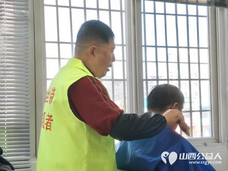 晋城市绿丝带志愿者协会组织志愿者在中国银行晋城矿区支行开展暖阳义剪第三期活动展现了志愿者的良好风采 - 第7张 - 山西公益人 晋城市绿丝带志愿者协会组织志愿者在中国银行晋城矿区支行开展暖阳义剪第三期活动展现了志愿者的良好风采 - 第7张