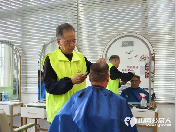 晋城市绿丝带志愿者协会组织志愿者在中国银行晋城矿区支行开展暖阳义剪第三期活动展现了志愿者的良好风采 - 第5张 - 山西公益人 晋城市绿丝带志愿者协会组织志愿者在中国银行晋城矿区支行开展暖阳义剪第三期活动展现了志愿者的良好风采 - 第5张