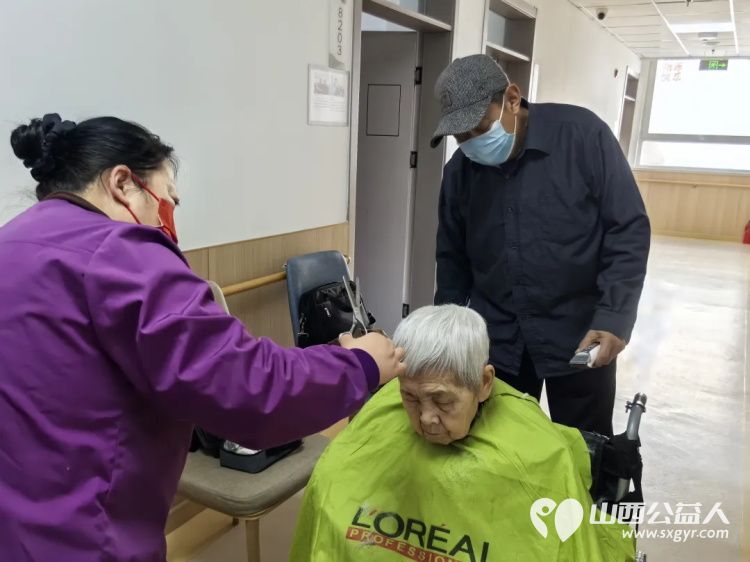 剪刀传情陪伴暖心----长治市阳光困境儿童帮扶协会志愿者走进八一社区开展义务理发暨陪伴慰问活动 - 第3张