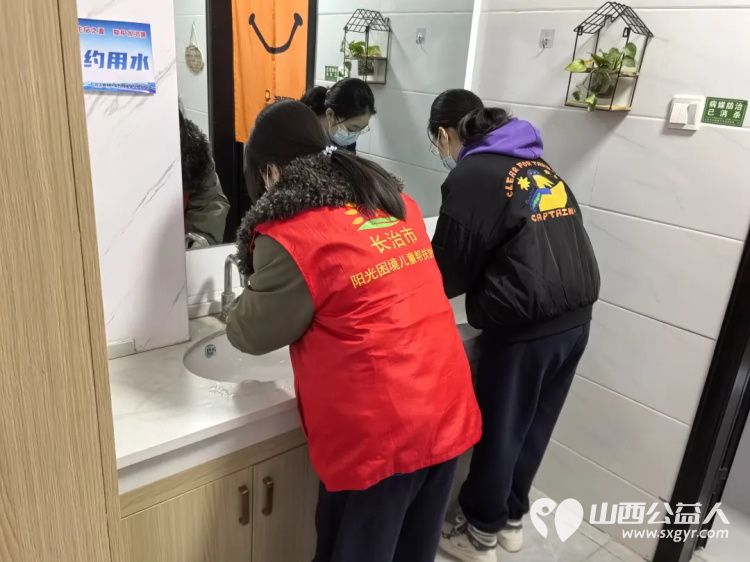 剪刀传情陪伴暖心----长治市阳光困境儿童帮扶协会志愿者走进八一社区开展义务理发暨陪伴慰问活动 - 第2张