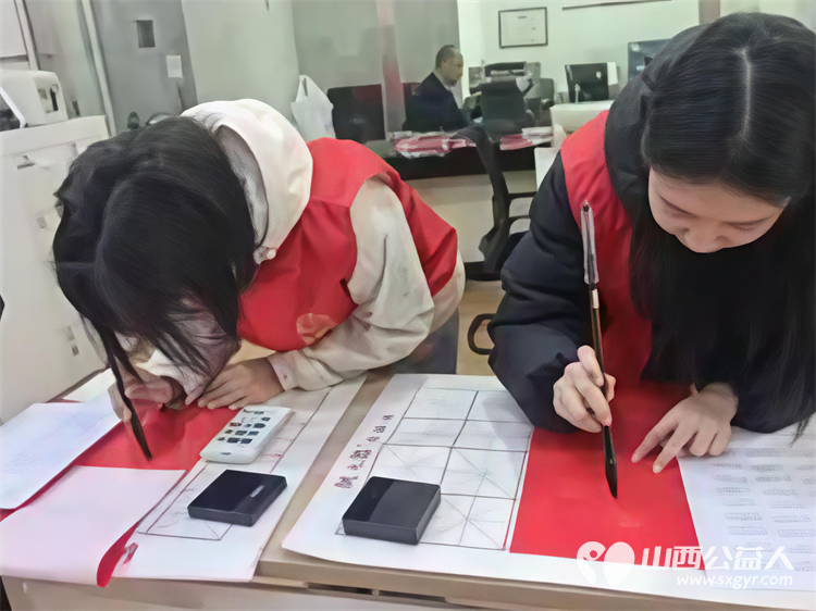 长治市阳光困境儿童帮扶协会联合府后社区开展“墨韵传情福暖新春”书写春联志愿服务活动以笔墨为媒为社区居民送上专属新春祝福 - 第8张