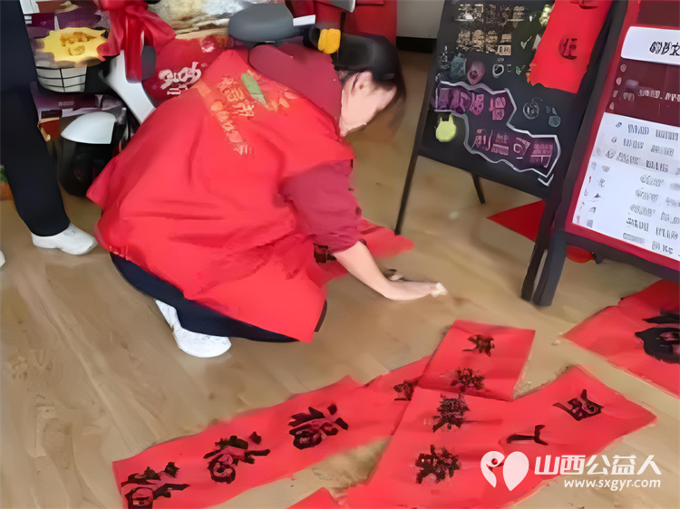 长治市阳光困境儿童帮扶协会联合府后社区开展“墨韵传情福暖新春”书写春联志愿服务活动以笔墨为媒为社区居民送上专属新春祝福 - 第3张