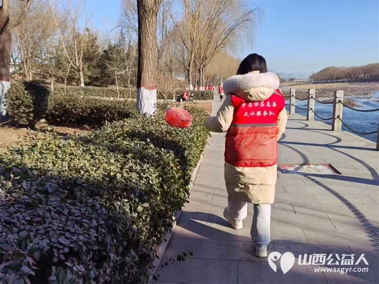 文水县爱心帮扶志愿者协会的返乡学子2月8日赴文峪河畔继续以行动践行新时代文明实践弯腰拾捡白色垃圾让河畔重归洁净 - 第9张 - 山西公益人 文水县爱心帮扶志愿者协会的返乡学子2月8日赴文峪河畔继续以行动践行新时代文明实践弯腰拾捡白色垃圾让河畔重归洁净 - 第9张