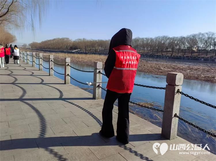 文水县爱心帮扶志愿者协会的返乡学子2月8日赴文峪河畔继续以行动践行新时代文明实践弯腰拾捡白色垃圾让河畔重归洁净 - 第7张 - 山西公益人 文水县爱心帮扶志愿者协会的返乡学子2月8日赴文峪河畔继续以行动践行新时代文明实践弯腰拾捡白色垃圾让河畔重归洁净 - 第7张