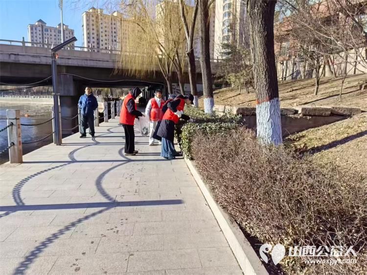 文水县爱心帮扶志愿者协会的返乡学子2月8日赴文峪河畔继续以行动践行新时代文明实践弯腰拾捡白色垃圾让河畔重归洁净 - 第3张 - 山西公益人 文水县爱心帮扶志愿者协会的返乡学子2月8日赴文峪河畔继续以行动践行新时代文明实践弯腰拾捡白色垃圾让河畔重归洁净 - 第3张