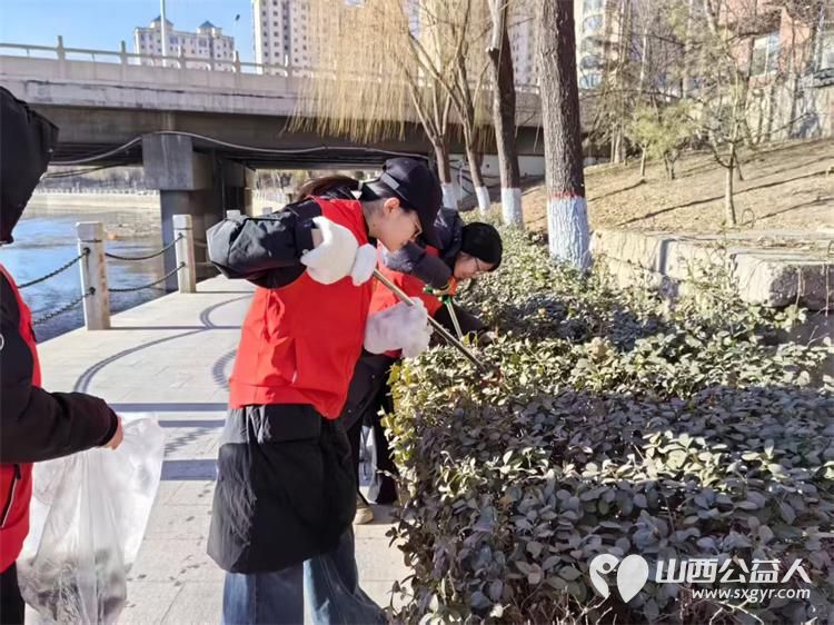 文水县爱心帮扶志愿者协会的返乡学子2月8日赴文峪河畔继续以行动践行新时代文明实践弯腰拾捡白色垃圾让河畔重归洁净 - 第6张 - 山西公益人 文水县爱心帮扶志愿者协会的返乡学子2月8日赴文峪河畔继续以行动践行新时代文明实践弯腰拾捡白色垃圾让河畔重归洁净 - 第6张