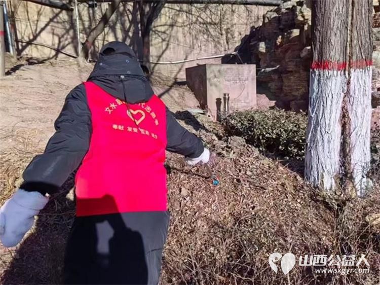 文水县爱心帮扶志愿者协会的返乡学子2月8日赴文峪河畔继续以行动践行新时代文明实践弯腰拾捡白色垃圾让河畔重归洁净 - 第8张 - 山西公益人 文水县爱心帮扶志愿者协会的返乡学子2月8日赴文峪河畔继续以行动践行新时代文明实践弯腰拾捡白色垃圾让河畔重归洁净 - 第8张
