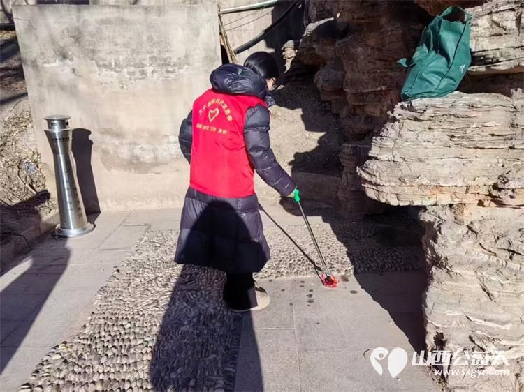 文水县爱心帮扶志愿者协会的返乡学子2月8日赴文峪河畔继续以行动践行新时代文明实践弯腰拾捡白色垃圾让河畔重归洁净 - 第4张 - 山西公益人 文水县爱心帮扶志愿者协会的返乡学子2月8日赴文峪河畔继续以行动践行新时代文明实践弯腰拾捡白色垃圾让河畔重归洁净 - 第4张