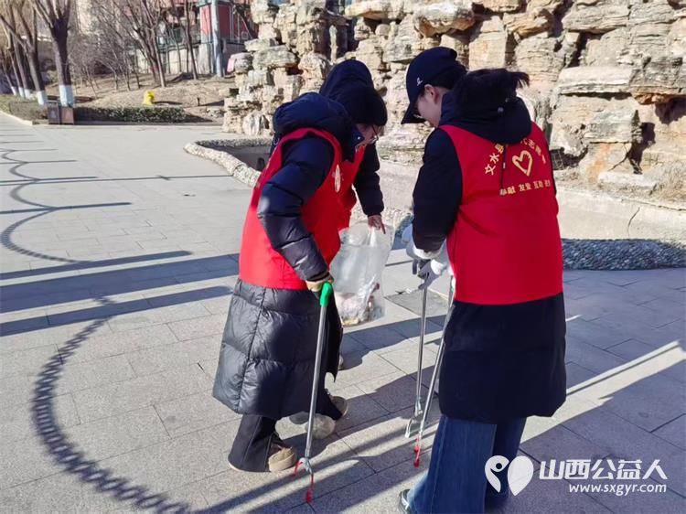 文水县爱心帮扶志愿者协会的返乡学子2月8日赴文峪河畔继续以行动践行新时代文明实践弯腰拾捡白色垃圾让河畔重归洁净 - 第5张 - 山西公益人 文水县爱心帮扶志愿者协会的返乡学子2月8日赴文峪河畔继续以行动践行新时代文明实践弯腰拾捡白色垃圾让河畔重归洁净 - 第5张
