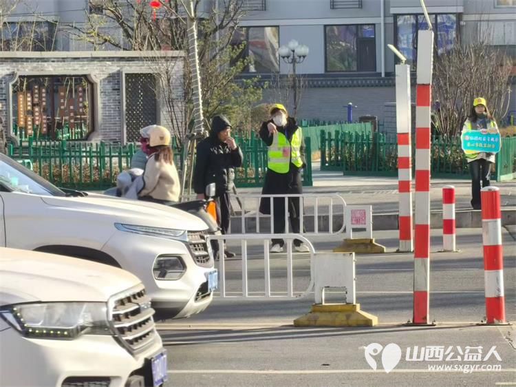 文水县爱心帮扶志愿者协会2月8日组织返乡学子赴文水街头传文明理念引导市民规范出行遵守交通秩序 - 第6张