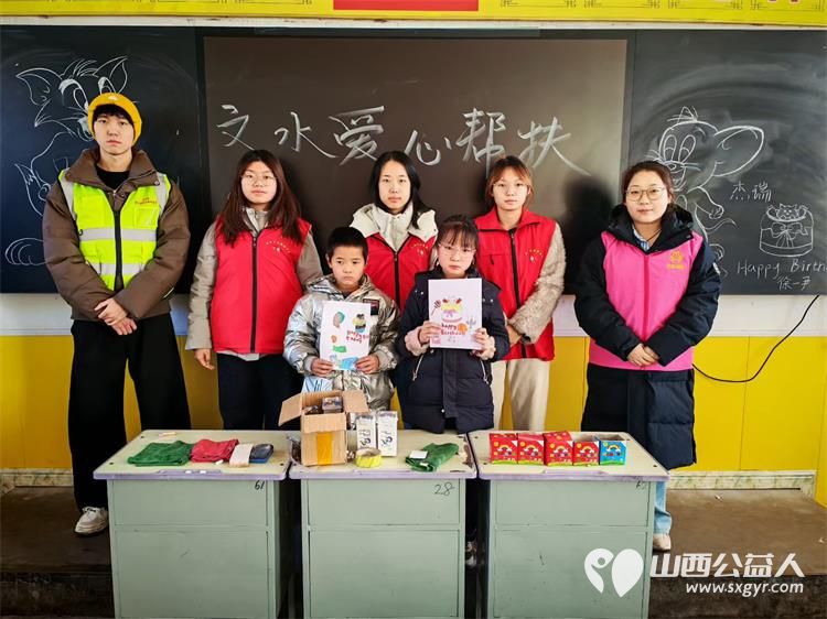 2月8日文水县爱心帮扶志愿者协会的返乡志愿者继续走进岳村学校开展公益画画课 - 第1张