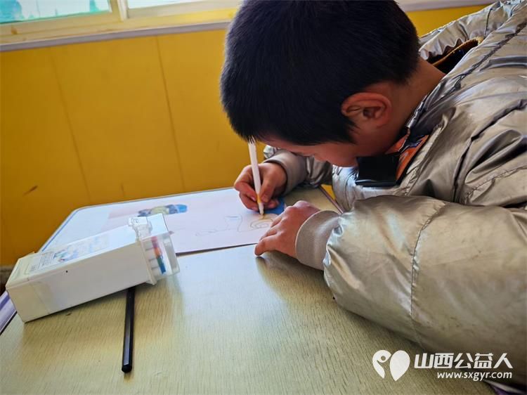 2月8日文水县爱心帮扶志愿者协会的返乡志愿者继续走进岳村学校开展公益画画课 - 第3张