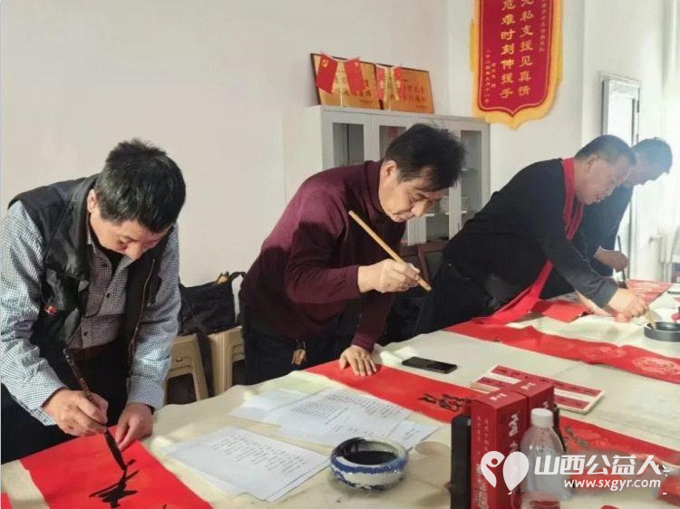翰墨传情暖志愿感恩相伴迎新春——离石区书法协会走进吕梁市中志协救援队送福践初心挥毫泼墨书写春联赠送福字 - 第4张