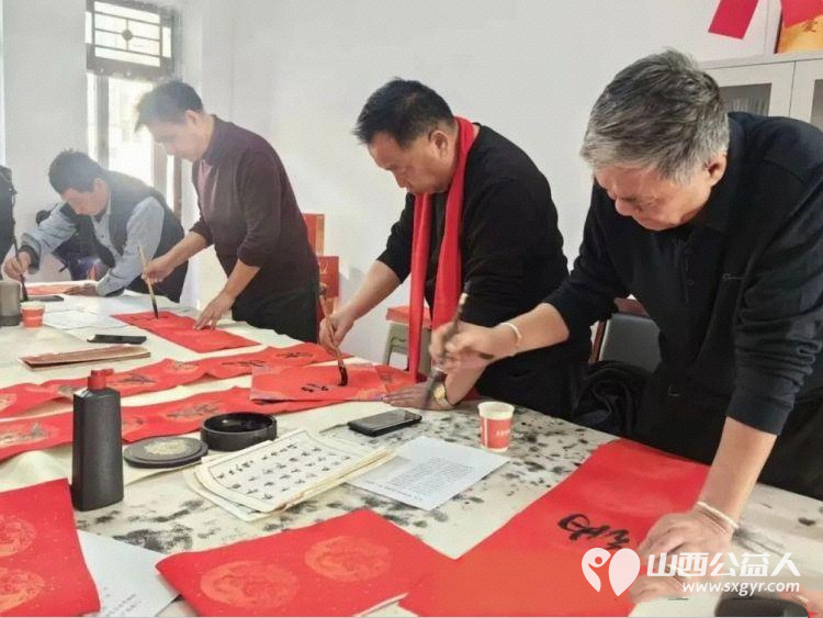 翰墨传情暖志愿感恩相伴迎新春——离石区书法协会走进吕梁市中志协救援队送福践初心挥毫泼墨书写春联赠送福字 - 第3张