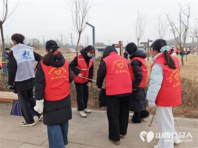 文水县爱心帮扶志愿者协会2月9日继续组织返乡学子赴文峪河畔以行动践行新时代文明实践弯腰拾捡白色垃圾让河畔重归洁净 - 第2张