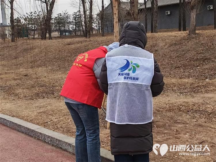 文水县爱心帮扶志愿者协会2月9日继续组织返乡学子赴文峪河畔以行动践行新时代文明实践弯腰拾捡白色垃圾让河畔重归洁净 - 第9张