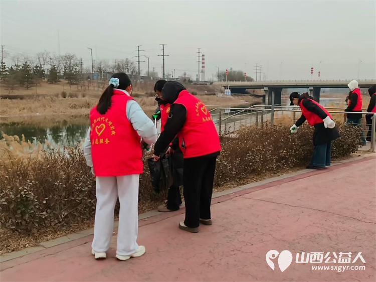 文水县爱心帮扶志愿者协会2月9日继续组织返乡学子赴文峪河畔以行动践行新时代文明实践弯腰拾捡白色垃圾让河畔重归洁净 - 第8张