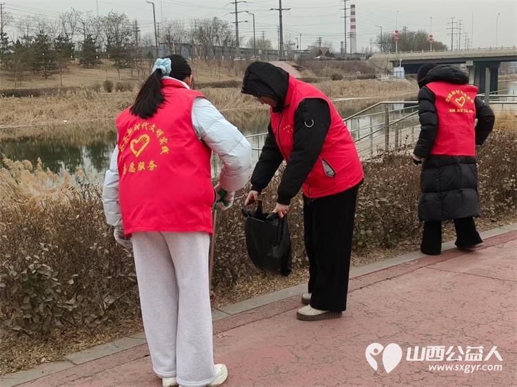 文水县爱心帮扶志愿者协会2月9日继续组织返乡学子赴文峪河畔以行动践行新时代文明实践弯腰拾捡白色垃圾让河畔重归洁净 - 第7张