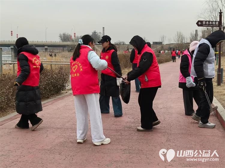 文水县爱心帮扶志愿者协会2月9日继续组织返乡学子赴文峪河畔以行动践行新时代文明实践弯腰拾捡白色垃圾让河畔重归洁净 - 第3张
