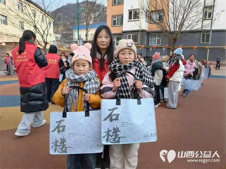 石楼县青年志愿者协会发放温暖包给孩子们带来温暖2026年新的一年继续做孩子们最坚实的后盾 - 第7张 - 山西公益人 石楼县青年志愿者协会发放温暖包给孩子们带来温暖2026年新的一年继续做孩子们最坚实的后盾 - 第7张