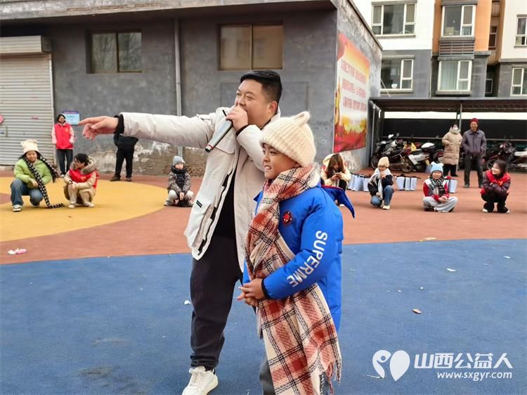 石楼县青年志愿者协会发放温暖包给孩子们带来温暖2026年新的一年继续做孩子们最坚实的后盾 - 第9张 - 山西公益人 石楼县青年志愿者协会发放温暖包给孩子们带来温暖2026年新的一年继续做孩子们最坚实的后盾 - 第9张