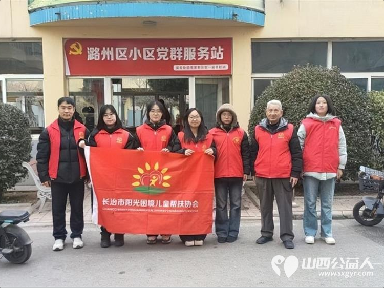 长治市阳光困境儿童帮扶协会于2026年2月9日春节前夕走进英雄中路街道蔡家巷社区书写春联拉近了社区居民与志愿者之间的良好友谊 - 第1张 - 山西公益人 长治市阳光困境儿童帮扶协会于2026年2月9日春节前夕走进英雄中路街道蔡家巷社区书写春联拉近了社区居民与志愿者之间的良好友谊 - 第1张