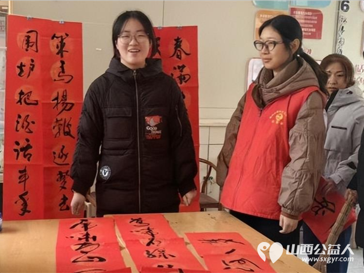 长治市阳光困境儿童帮扶协会于2026年2月9日春节前夕走进英雄中路街道蔡家巷社区书写春联拉近了社区居民与志愿者之间的良好友谊 - 第4张 - 山西公益人 长治市阳光困境儿童帮扶协会于2026年2月9日春节前夕走进英雄中路街道蔡家巷社区书写春联拉近了社区居民与志愿者之间的良好友谊 - 第4张
