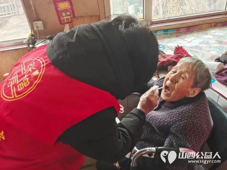 小年暖潮涌秀容志愿丹心润寒冬 忻州市秀容志愿服务中心的志愿者们携着沉甸甸的物资与沉甸甸的牵挂踏上秀容公益暖冬行走访之路 - 第9张 - 山西公益人 小年暖潮涌秀容志愿丹心润寒冬 忻州市秀容志愿服务中心的志愿者们携着沉甸甸的物资与沉甸甸的牵挂踏上秀容公益暖冬行走访之路 - 第9张