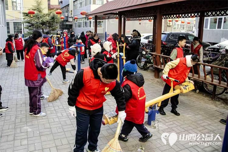 小店区营盘街道南内环街二社区2月12日开展迎新春美家园寒假环境卫生清洁活动小志愿者们和家长朋友一起来做公益 - 第4张 - 山西公益人 小店区营盘街道南内环街二社区2月12日开展迎新春美家园寒假环境卫生清洁活动小志愿者们和家长朋友一起来做公益 - 第4张