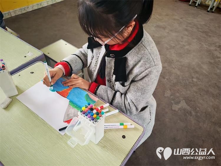 文水县爱心帮扶志愿者协会的返乡志愿者2月10日继续走进岳村学校开展公益画画课 - 第2张 - 山西公益人 文水县爱心帮扶志愿者协会的返乡志愿者2月10日继续走进岳村学校开展公益画画课 - 第2张