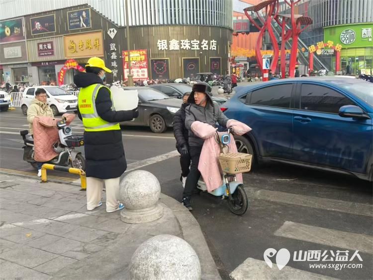 文水县爱心帮扶志愿者协会2月10日继续组织返乡学子在文水街头守十字路口传文明理念引导市民规范出行遵守交通秩序 - 第4张 - 山西公益人 文水县爱心帮扶志愿者协会2月10日继续组织返乡学子在文水街头守十字路口传文明理念引导市民规范出行遵守交通秩序 - 第4张