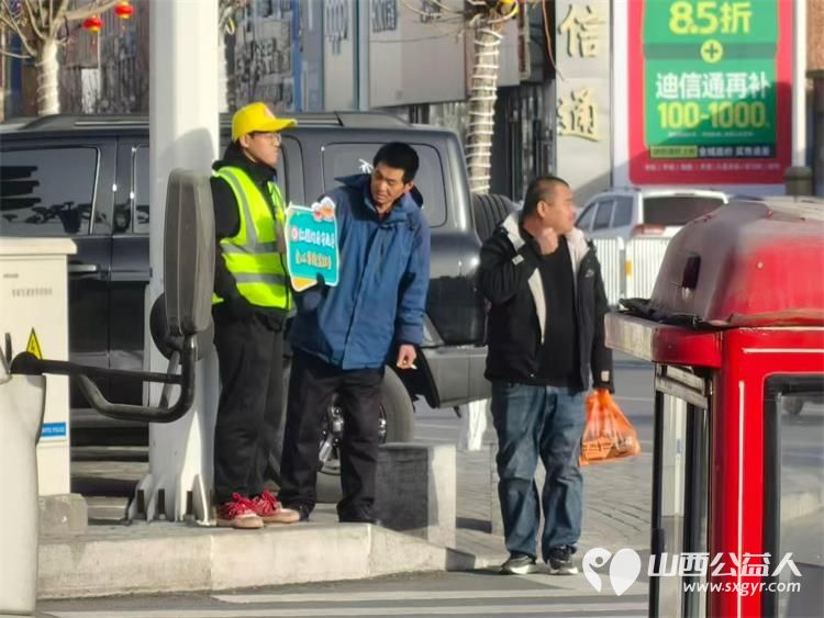 文水县爱心帮扶志愿者协会2月10日继续组织返乡学子在文水街头守十字路口传文明理念引导市民规范出行遵守交通秩序 - 第3张 - 山西公益人 文水县爱心帮扶志愿者协会2月10日继续组织返乡学子在文水街头守十字路口传文明理念引导市民规范出行遵守交通秩序 - 第3张