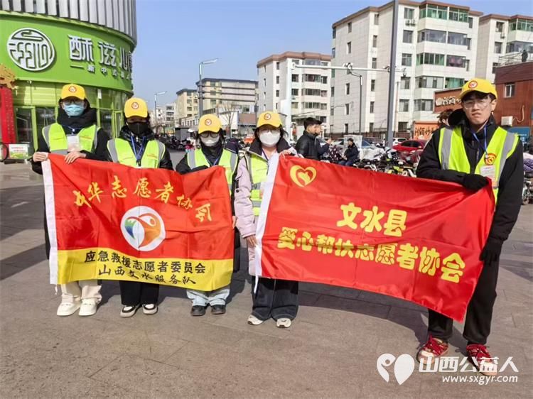 文水县爱心帮扶志愿者协会2月10日继续组织返乡学子在文水街头守十字路口传文明理念引导市民规范出行遵守交通秩序 - 第1张 - 山西公益人 文水县爱心帮扶志愿者协会2月10日继续组织返乡学子在文水街头守十字路口传文明理念引导市民规范出行遵守交通秩序 - 第1张