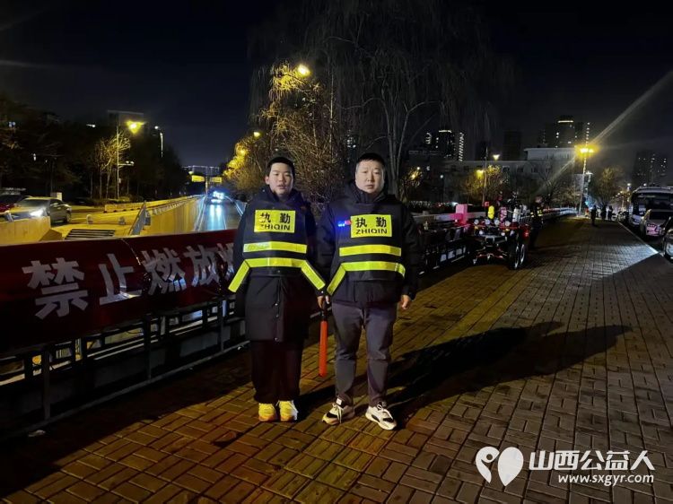 小年夜志愿护平安----山西省最美退役军人何作冻父子在太原市南沙河桥宣传禁燃禁放烟花爆竹选择绿色文明的方式喜迎新春 - 第1张 - 山西公益人 小年夜志愿护平安----山西省最美退役军人何作冻父子在太原市南沙河桥宣传禁燃禁放烟花爆竹选择绿色文明的方式喜迎新春 - 第1张