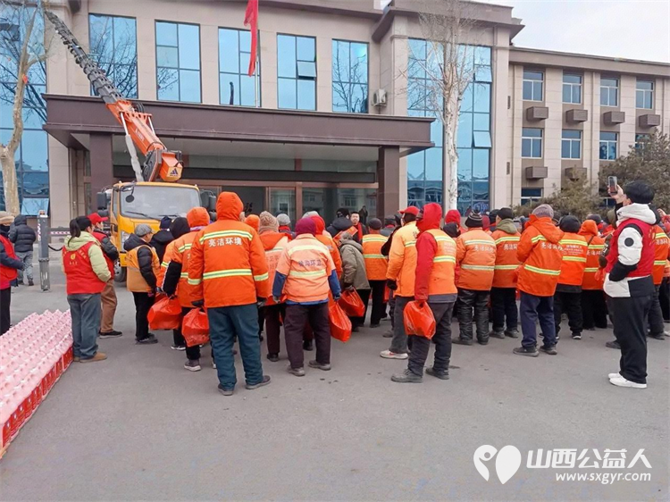 冬日里的一抹阳光增添春节前夕的温暖底色 山西好人张小义协调组织清徐徐沟京栋口腔门诊部公司倾力承办联合各爱心企业为100余名退役军人环卫工人等发放实用的生活用品 - 第8张